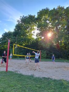 Volleyball Spiel der Freiwilligen Feuerwehr Pinnow als Dienstsport zur Stärkung des Teamgeistes