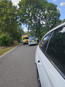 Polizeiauto und Krankenwagen auf Landstraße