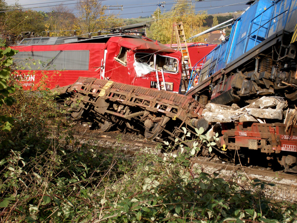 Zugunglück mit entgleisten Waggons