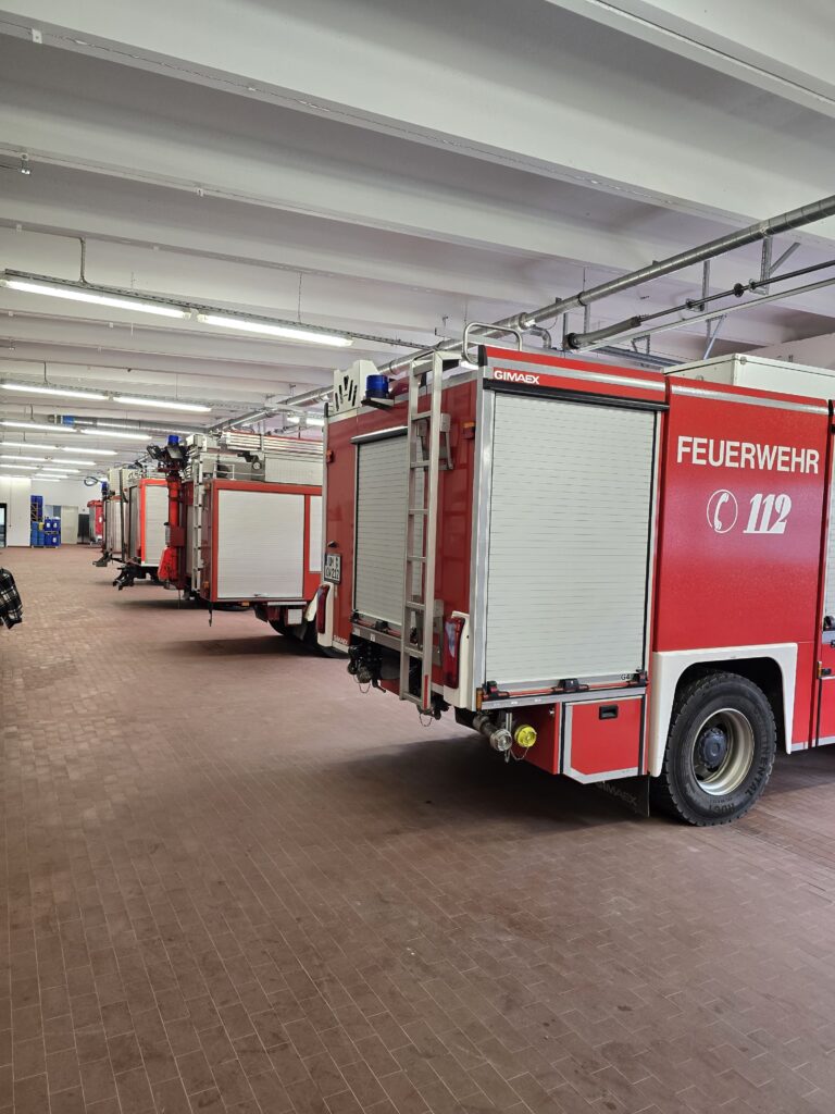 Rettungsfahrzeuge in einer Feuerwehrstation geparkt