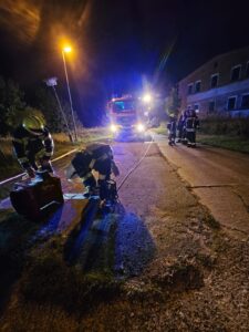 Feuerwehr im Einsatz bei Nacht auf Straße