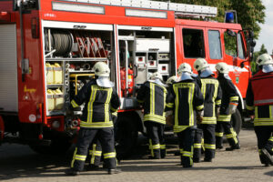 Feuerwehrleute bei einem Einsatz am Löschfahrzeug