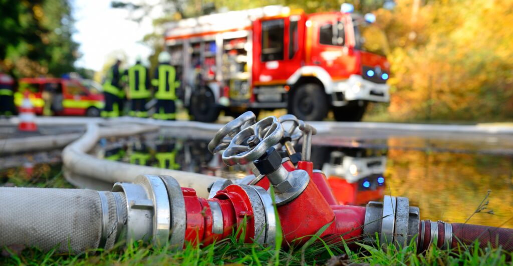 Feuerwehrschlauch und LKW im Einsatz