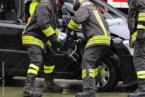 Feuerwehrleute befreien Auto nach Unfall