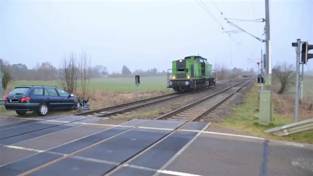 Auto Unfall am Bahnübergang mit Zug